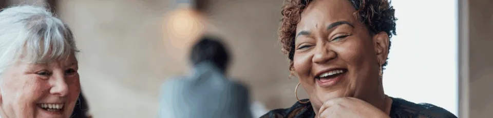 Twee lachende senioren tijdens een bijeenkomst van Later is Nu in Breda